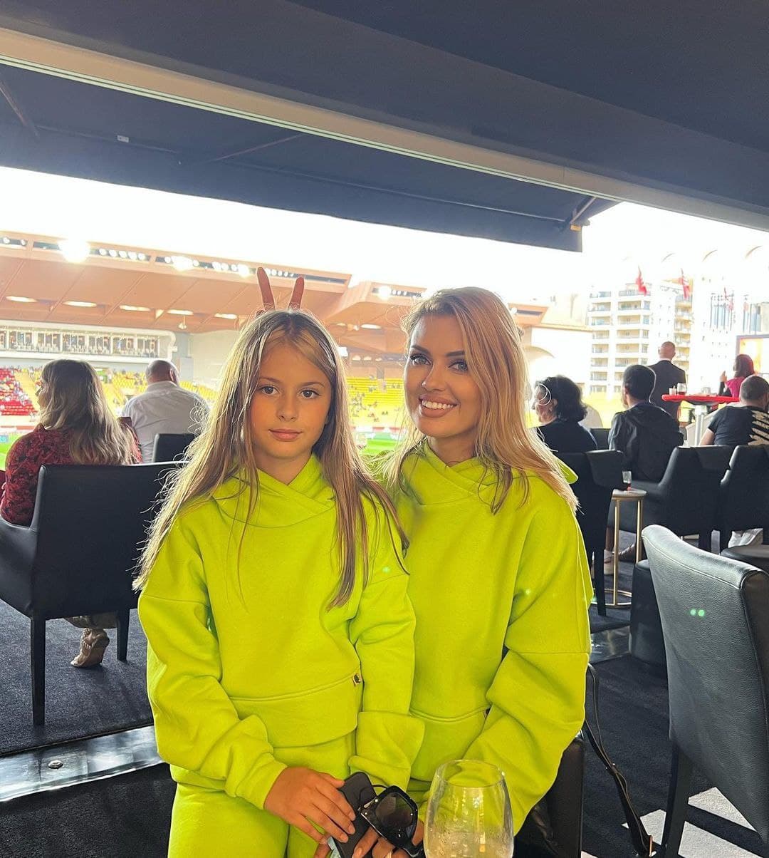 Виктория Боня с дочкой отправилась на матч в кислотных костюмах